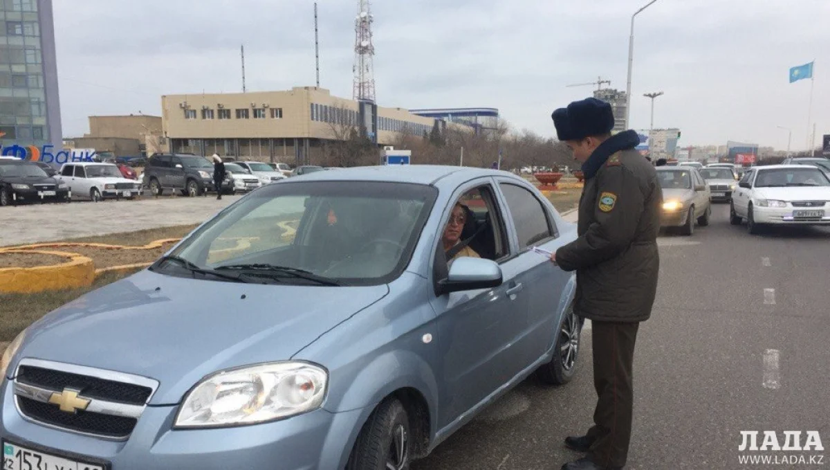 Сотрудники УЧС Актау предупреждают водителей о необходимости соблюдать правила пожарной безопасности