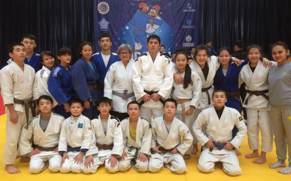 Мангистауская команда с тренерами. Фото предоставлено школой «Жас батыр»