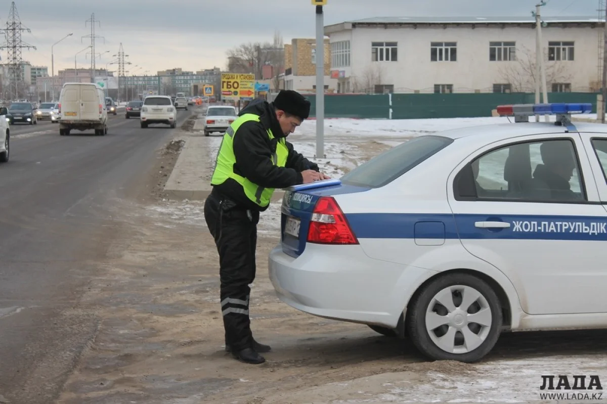 Сотрудник дорожной полиции составляет схему ДТП