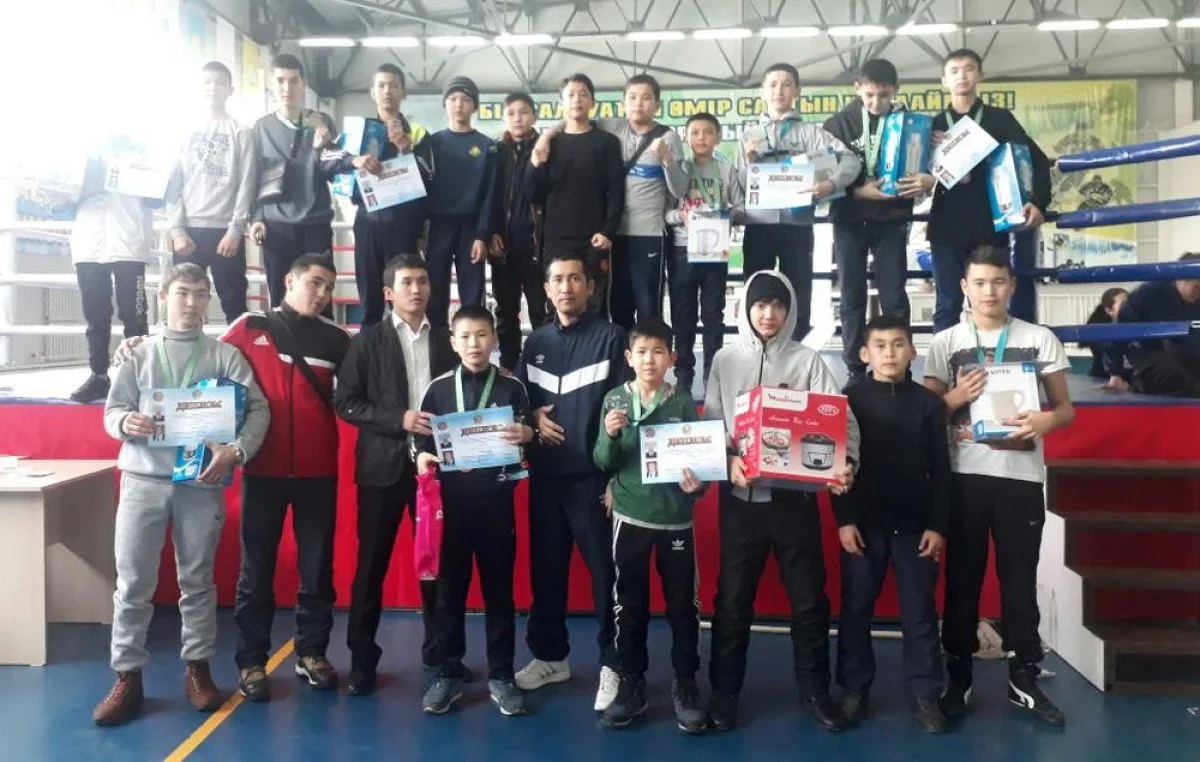 Сборная команда Мангистауской области с тренером школы бокса Мангистауской области Ахрором Абдулкаримовым. Фото предоставлено пресс-службой федерации бокса Мангистауской области
