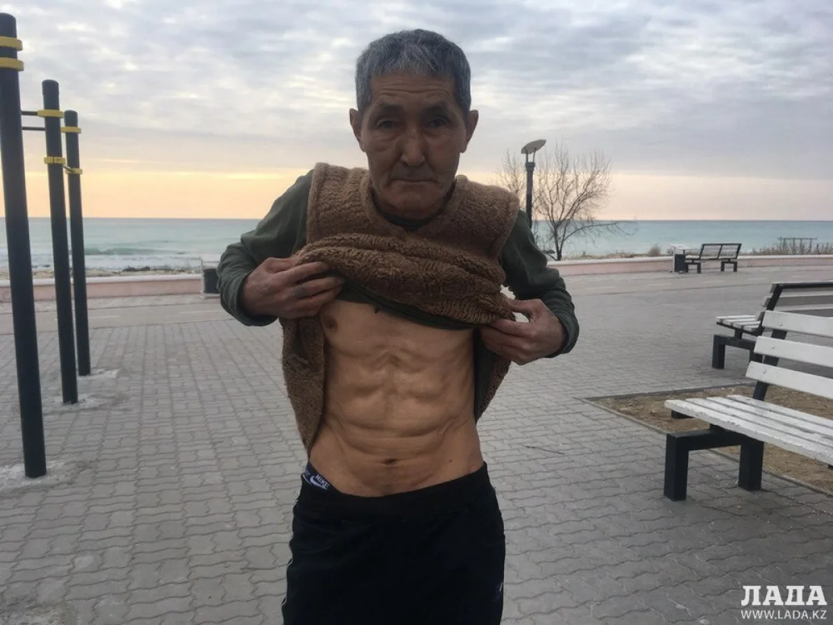 Жексен Аюпов демонстрирует свой пресс. Фото автора