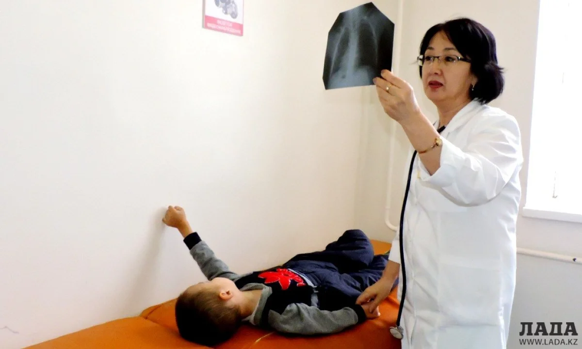 Гульбану Нуржанова осматривает ребенка в приемном покое. Фото автора