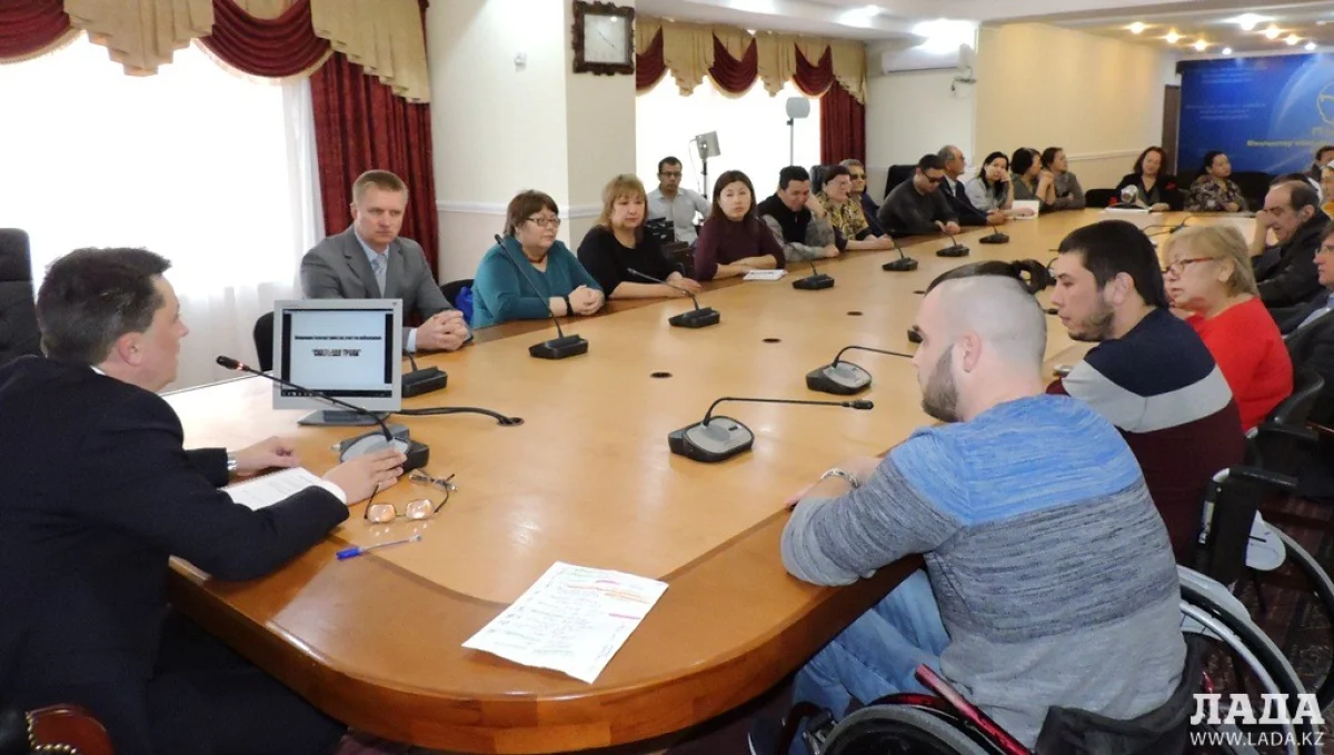 Участники встречи обсуждают корректировки в проект. Фото автора