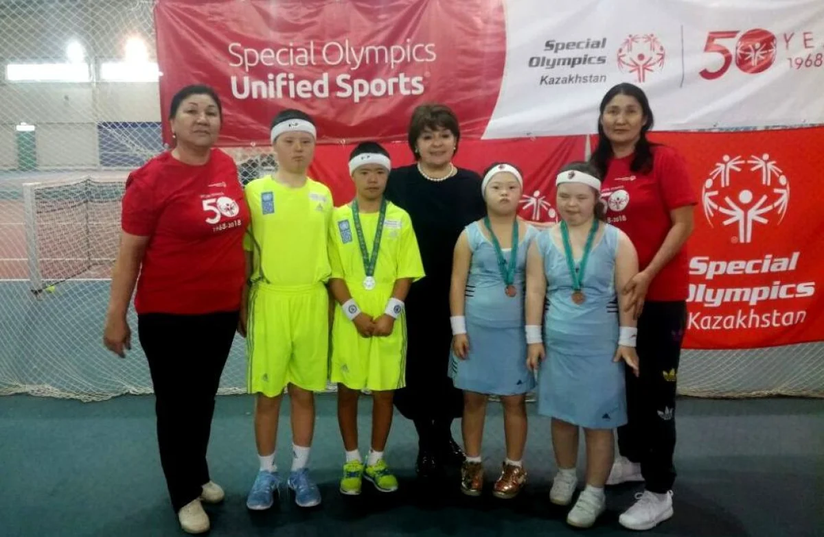 Призеры республиканского турнира с тренерами. Фото предоставлено М.Жарылгас