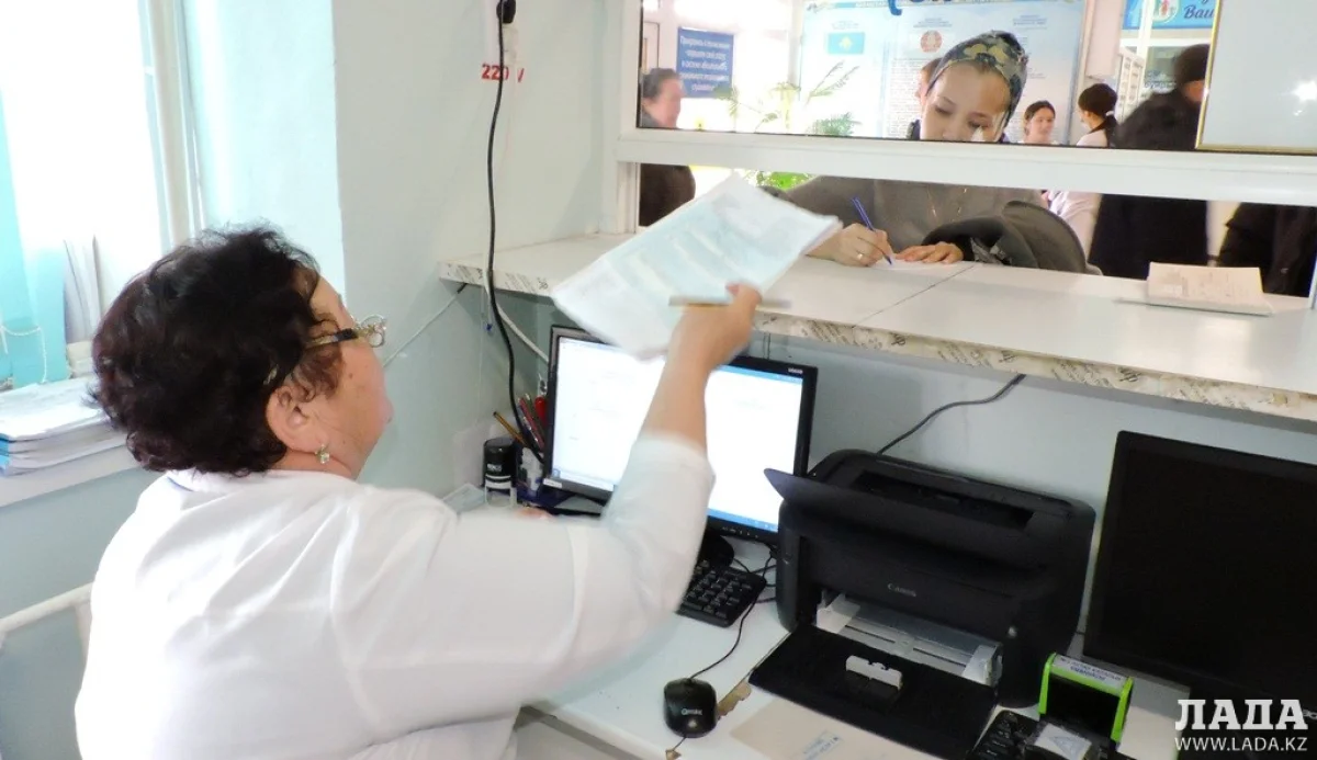 Регистратор АГП №2 выдает больничный. Фото автора