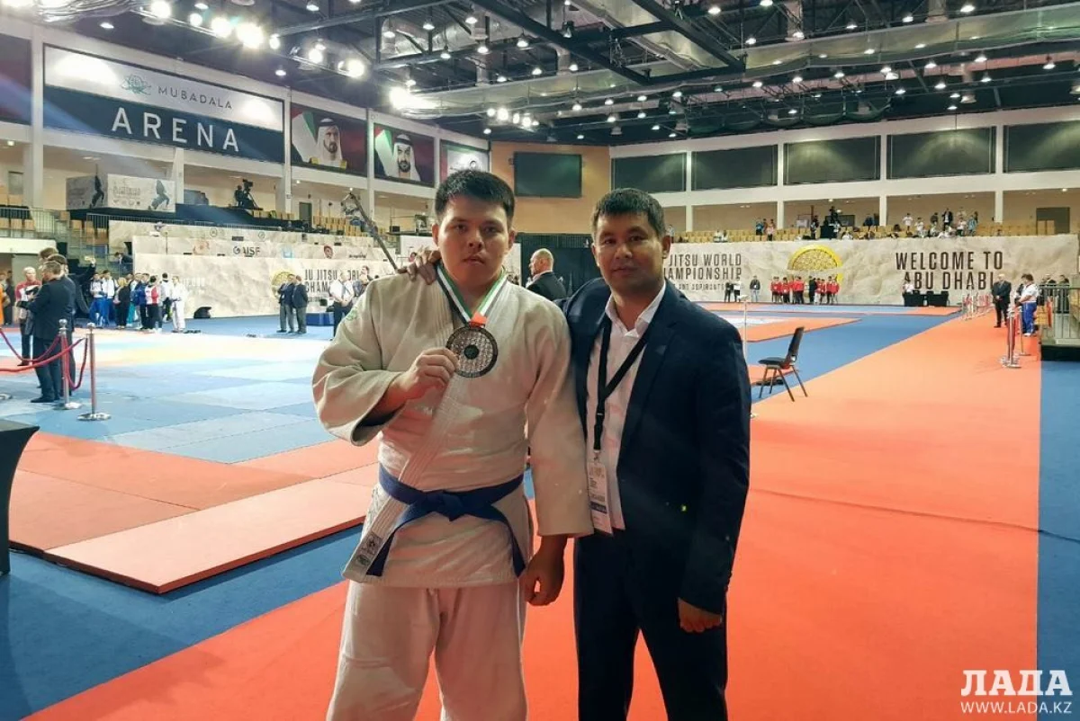 Орынбек Конысов с тренером Болатом Дюсенбиевым. Фото Айбану Нигматуллаевой