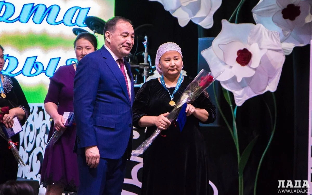 Награждение многодетных матерей. Фото пресс-службы акима Мангистауской области