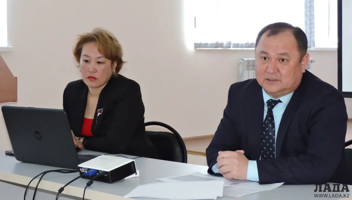 Куат Титанов и его заместитель Кундыз Киркимова об эпидситуации по туберкулезу. Фото автора