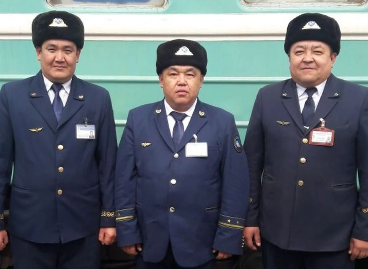 Начальник поезда Кобыланды Нысанбаев, проводники Нурлан Сапаров и Қалыбек Ерсапар