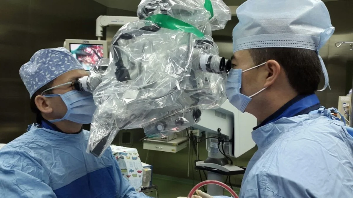 Гельман Чагай (справа) во время проведения операции. Фото предоставлено Г. Чагаем