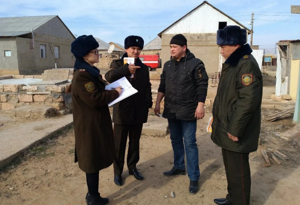 Пожарные раздали жителям брошюры, в которых рассказано, как себя уберечь и не допустить возникновения пожара