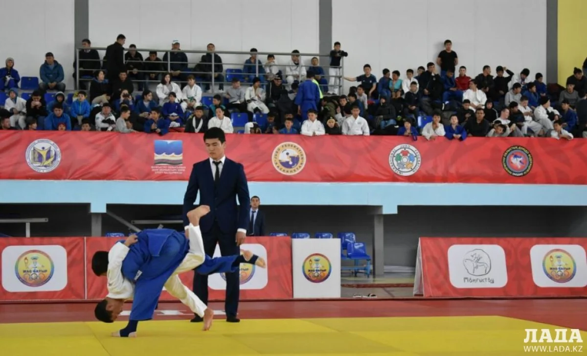 На ковре - представители старшей группы. Фото автора