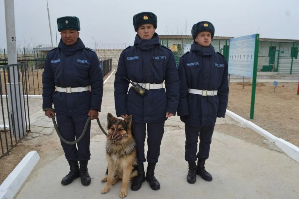 Гвардейцы, задержавшие парня с марихуаной. Фото РгК «Батыс»