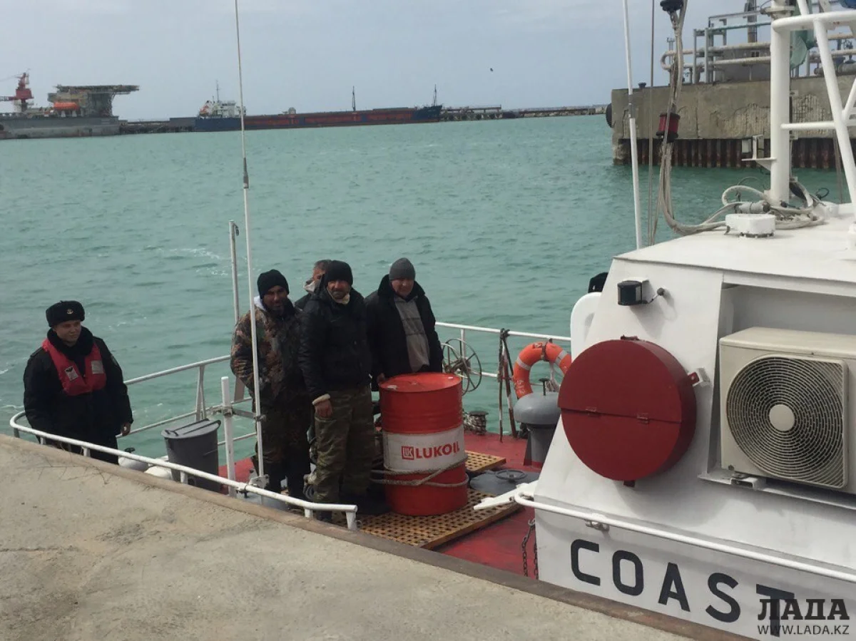 Задержанные браконьеры. Фото автора||news_pic_more|<!--TBegin--><a href="https://www.lada.kz/uploads/posts/2018-03/1522148191_j7zkatr54fm.jpg" onclick="return hs.expand(this)" ><img align="left" src="https://www.lada.kz/uploads/posts/2018-03/thumbs/1522148191_j7zkatr54fm.jpg" alt='Четверых браконьеров из Азербайджана задержали на Каспии пограничники' title='Четверых браконьеров из Азербайджана задержали на Каспии пограничники'  /></a><!--TEnd--><br /><!--TBegin--><a href="https://www.lada.kz/uploads/posts/2018-03/1522148198_wlrr0etlhro.jpg" onclick="return hs.expand(this)" ><img align="left" src="https://www.lada.kz/uploads/posts/2018-03/thumbs/1522148198_wlrr0etlhro.jpg" alt='Четверых браконьеров из Азербайджана задержали на Каспии пограничники' title='Четверых браконьеров из Азербайджана задержали на Каспии пограничники'  /></a><!--TEnd--><br /><!--TBegin--><a href="https://www.lada.kz/uploads/posts/2018-03/1522148178_b3gyowe7rmi.jpg" onclick="return hs.expand(this)" ><img align="left" src="https://www.lada.kz/uploads/posts/2018-03/thumbs/1522148178_b3gyowe7rmi.jpg" alt='Четверых браконьеров из Азербайджана задержали на Каспии пограничники' title='Четверых браконьеров из Азербайджана задержали на Каспии пограничники'  /></a><!--TEnd-->