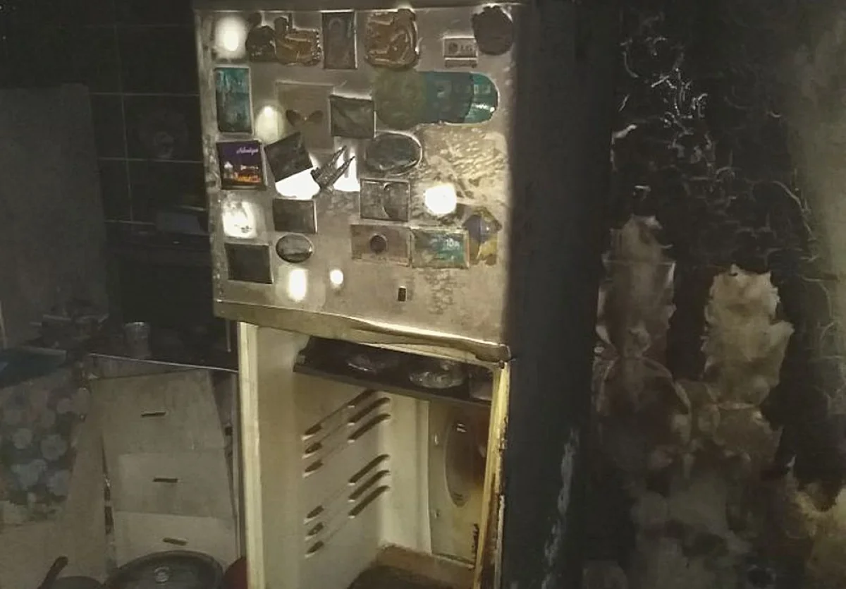 Сгоревший холодильник. Фото предоставлено службой пожаротушения