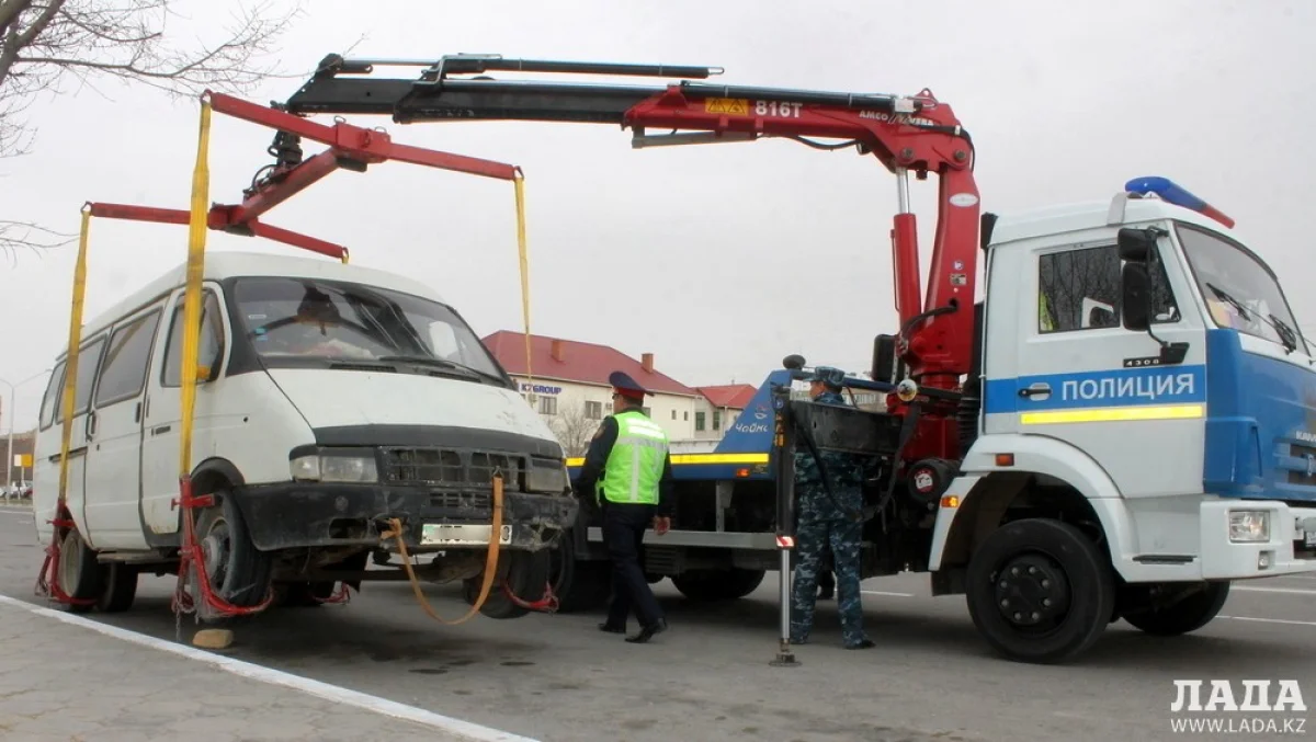 ГАЗель эвакуируют на штрафстоянку. Фото автора
