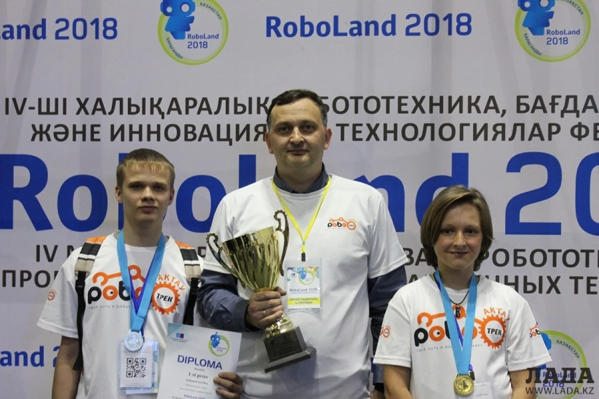 Победители соревнований. Фото предоставлено клубом «Роботрек Актау»