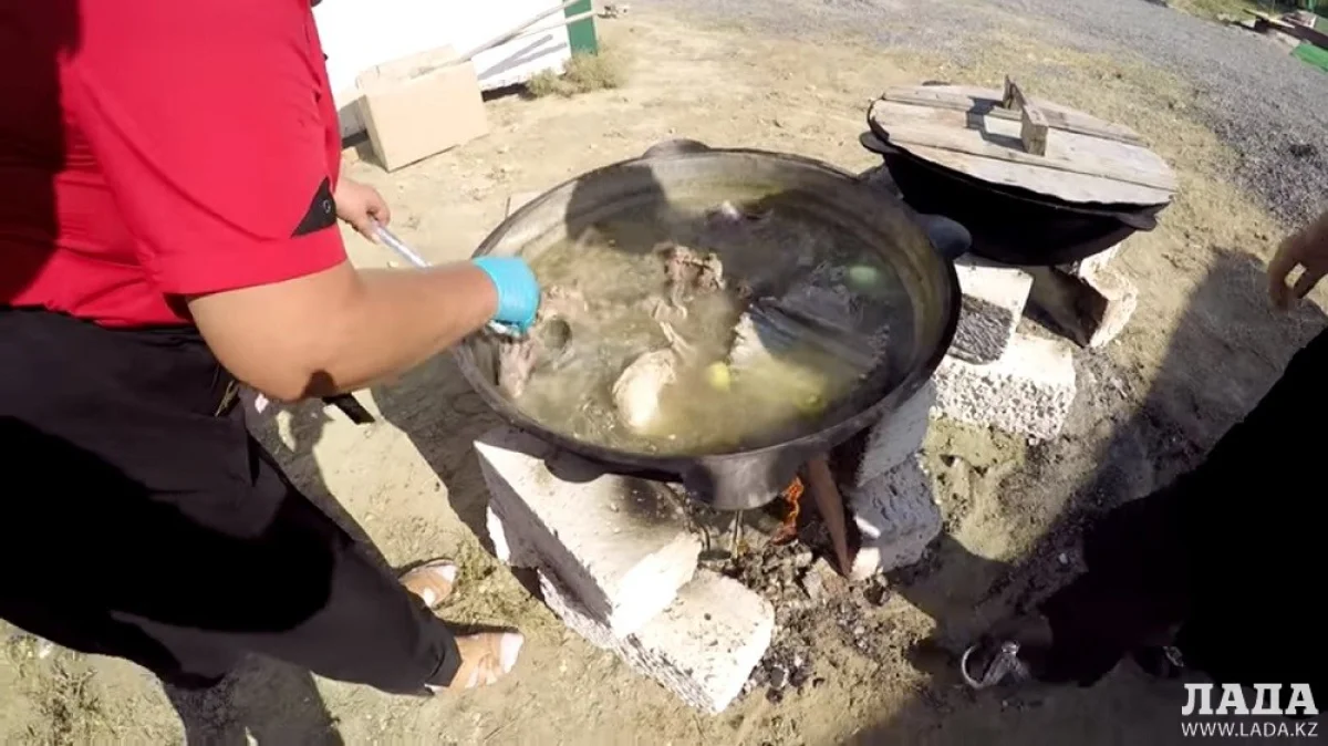 Приготовление бешбармака. Скриншот видео