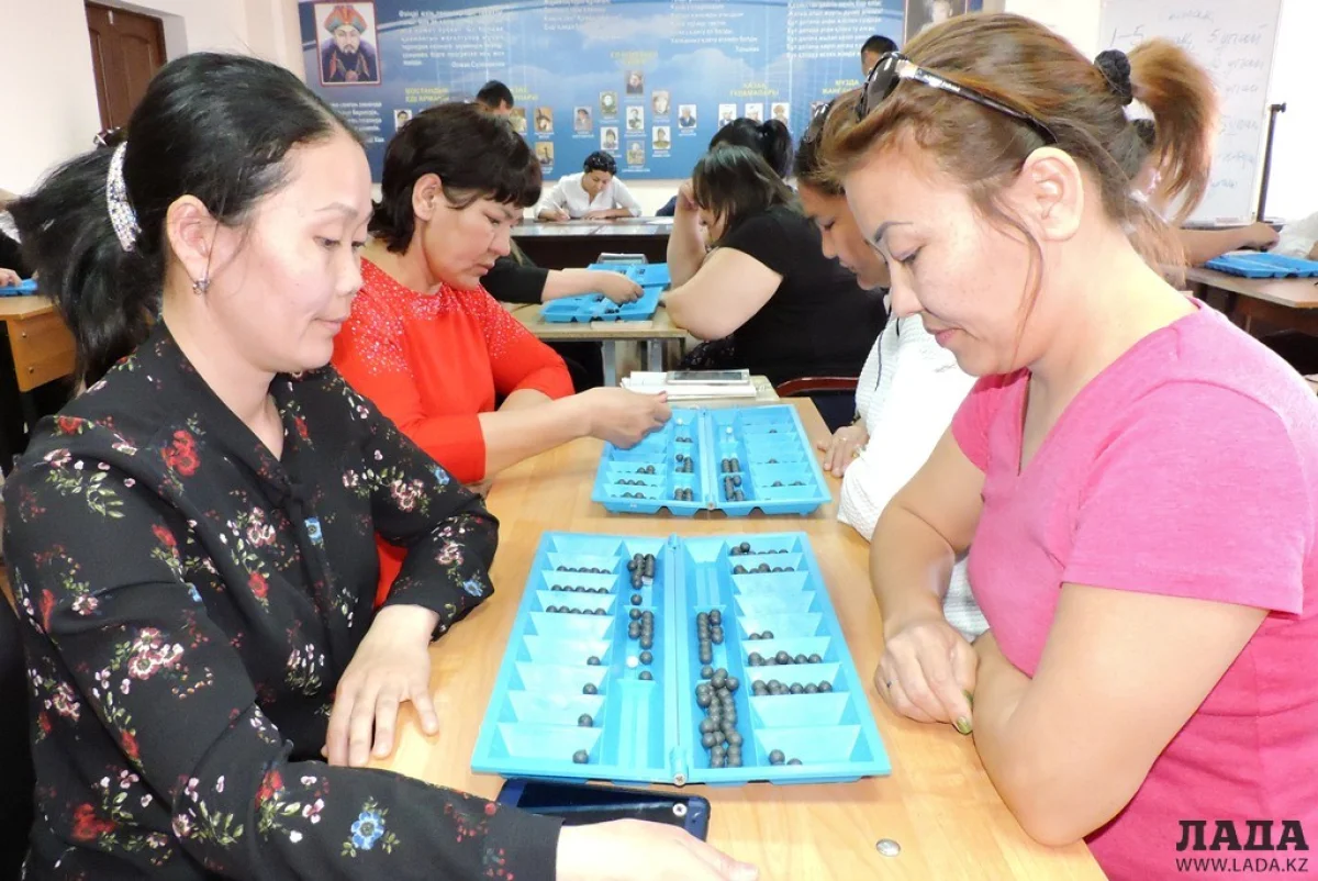 Учителя за игрой. Фото автора