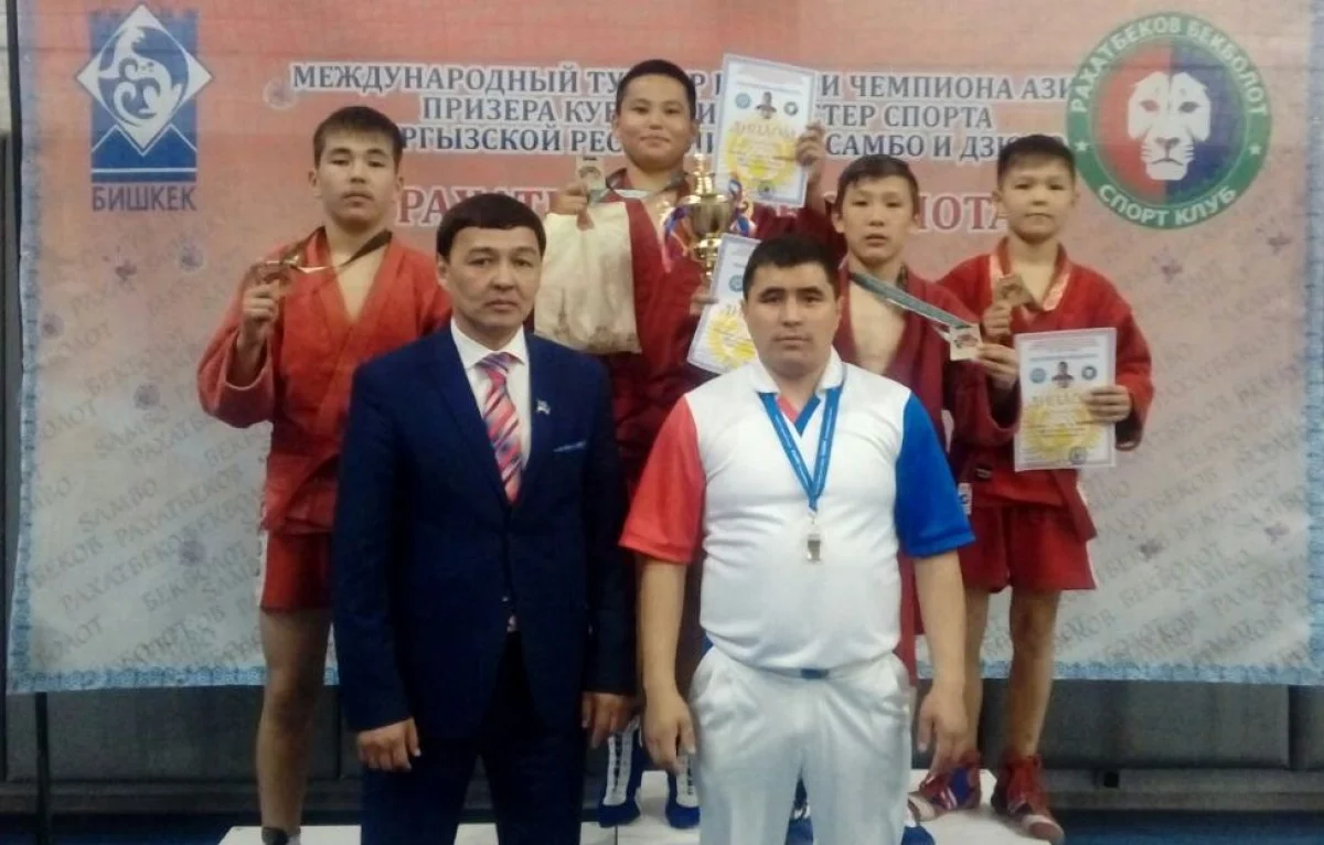 Чемпионы и призеры чемпионата с тренерами. Фото предоставлено спортивной школой «Жас батыр»