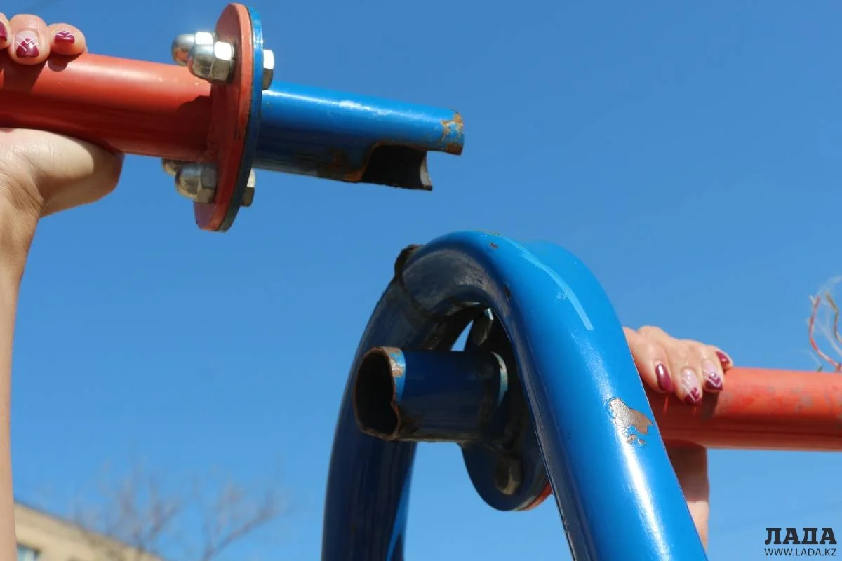 Вот так выглядит сломанная труба качели