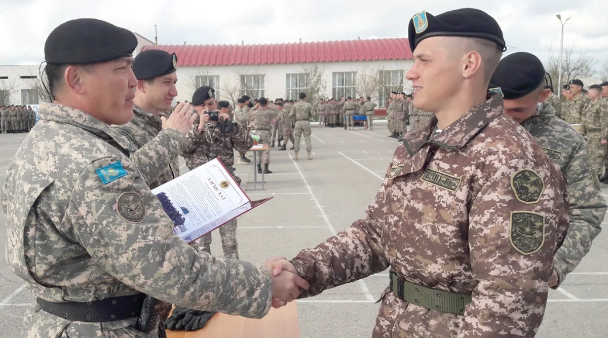 Благодарность за отличную службу. Фото предоставлено пресс-службой РК «Запад»