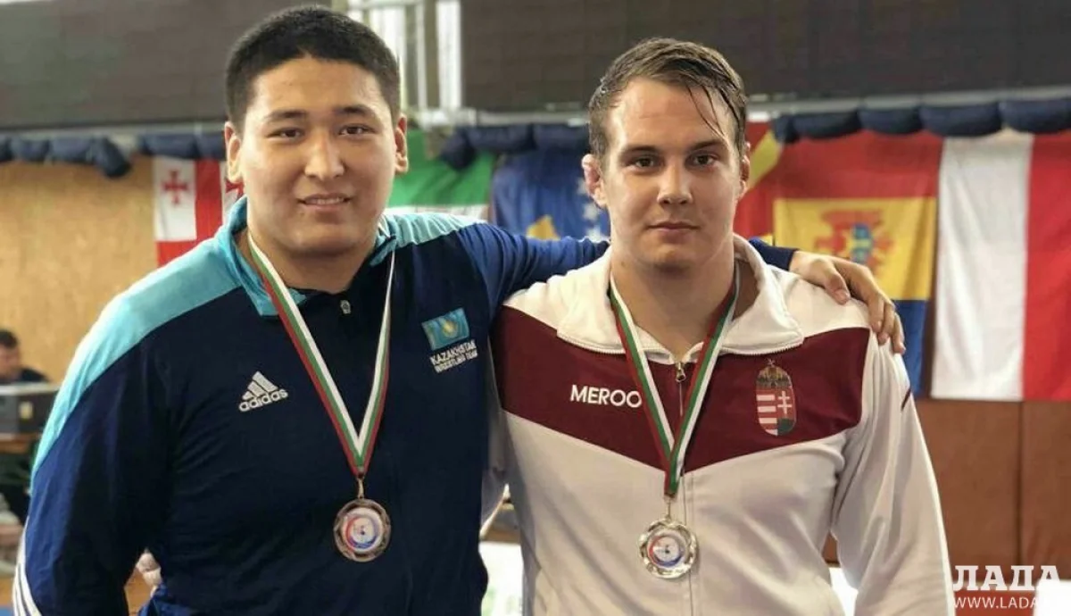 Алибек Сарсенгалиев со своим соотечественником Антоном Савенко