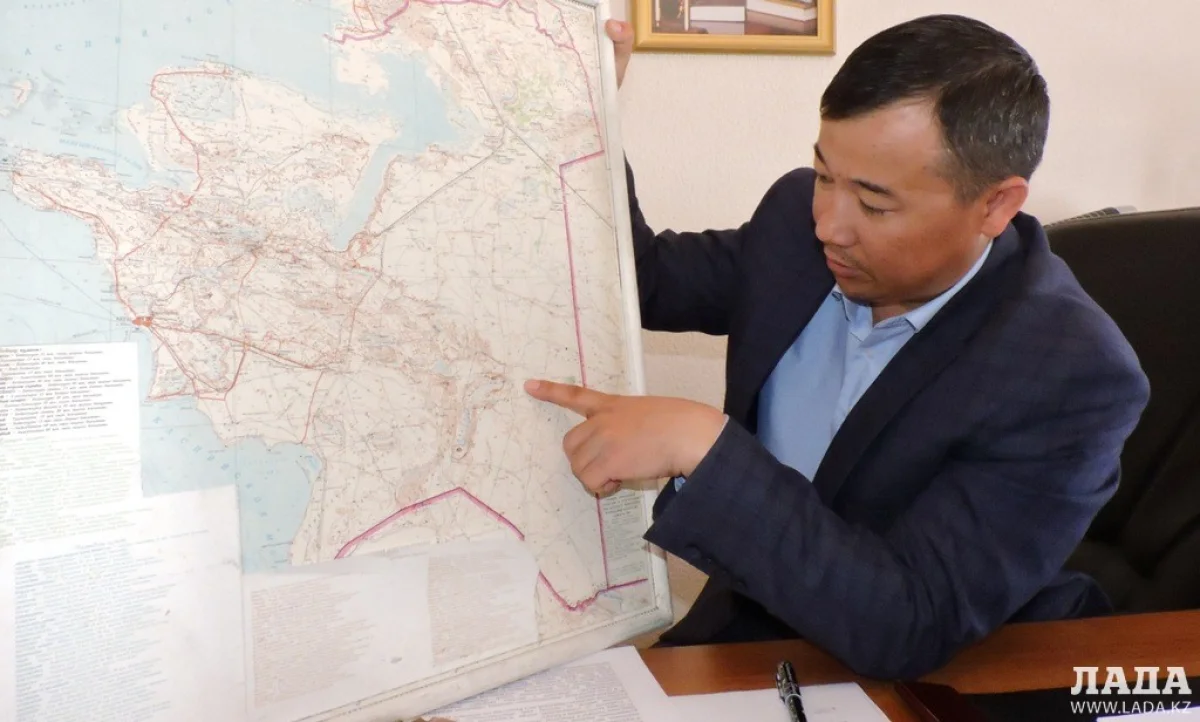 Нурлан Кульбаев о месте расположения колодцев. Фото автора