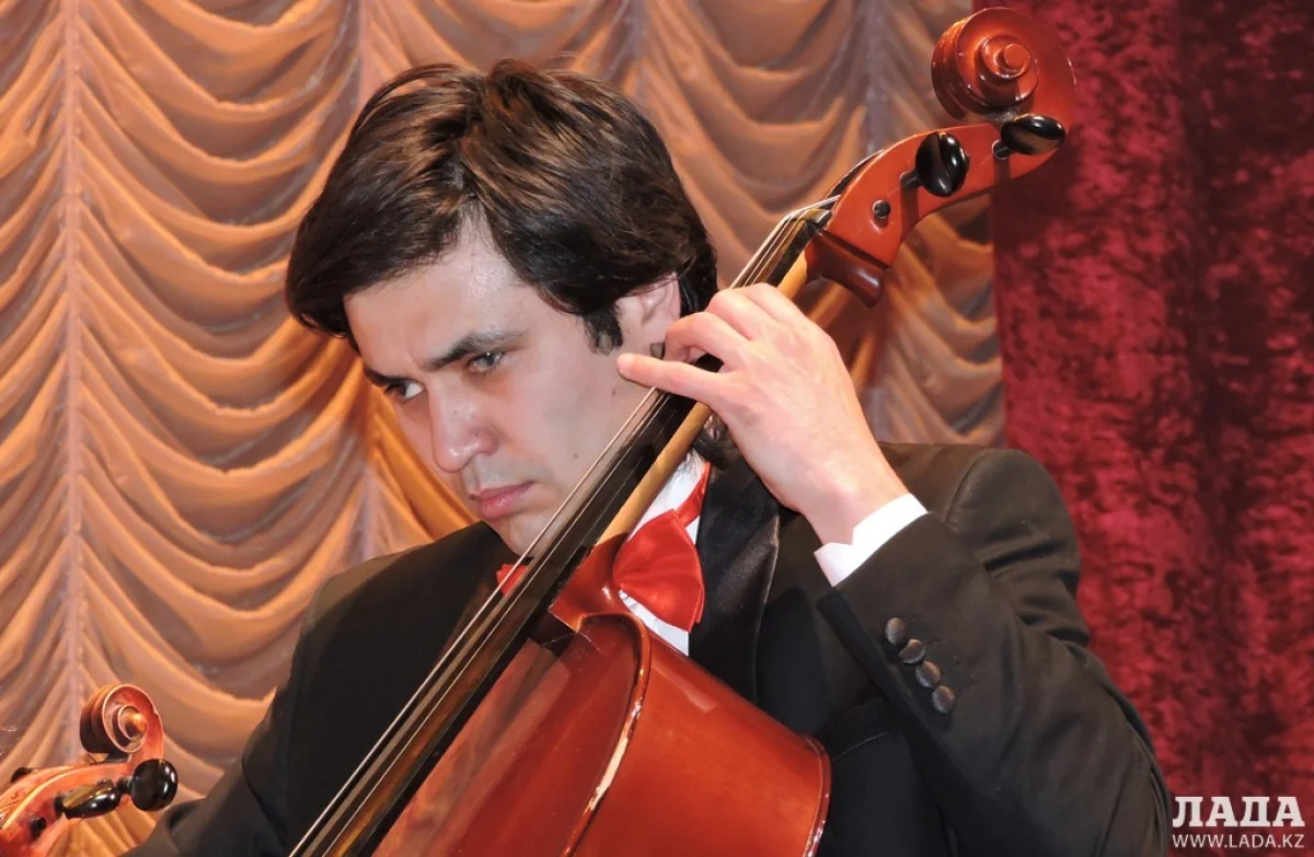 Адиль Бестембеков на сцене. Фото автора из архива Lada.kz