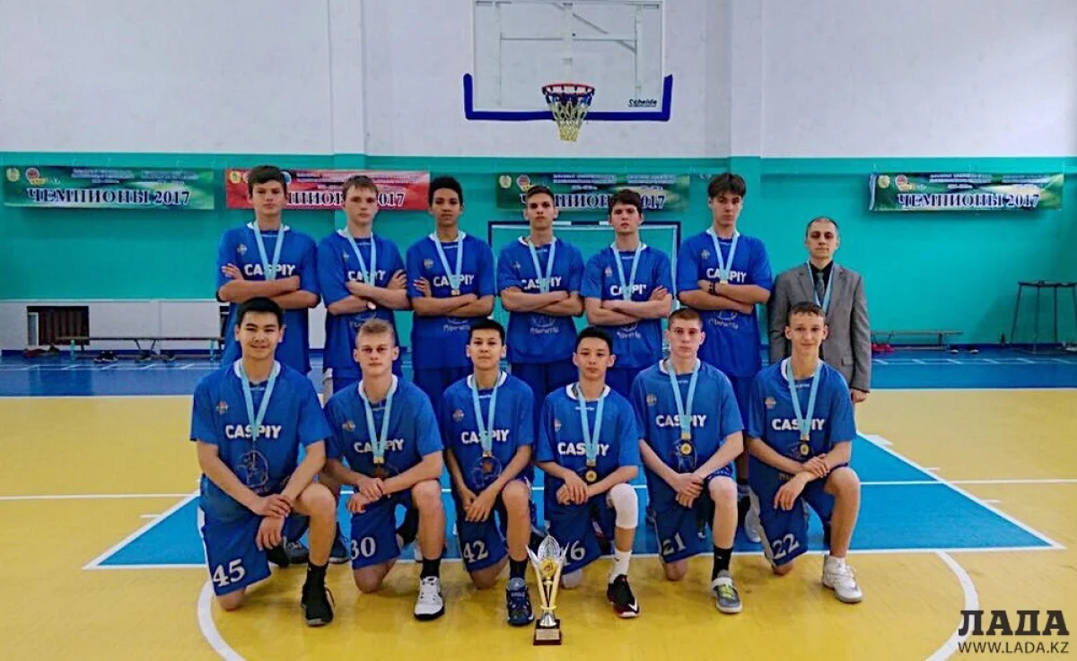 Команда «Каспий 2002-2003» с тренером Михаилом Лоншаковым. Фото пресс-службы БК «Каспий»