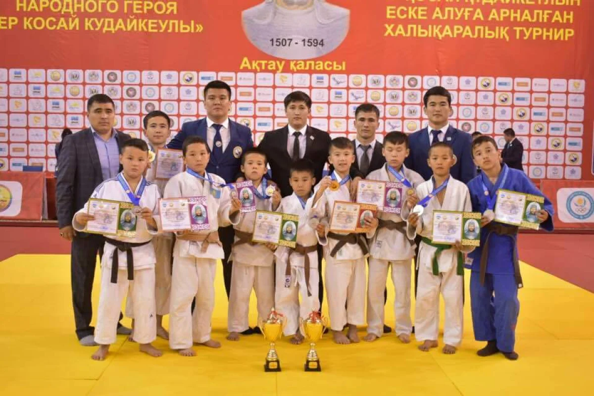 Чемпионы турнира. Фото предоставлено школой «Жас батыр»