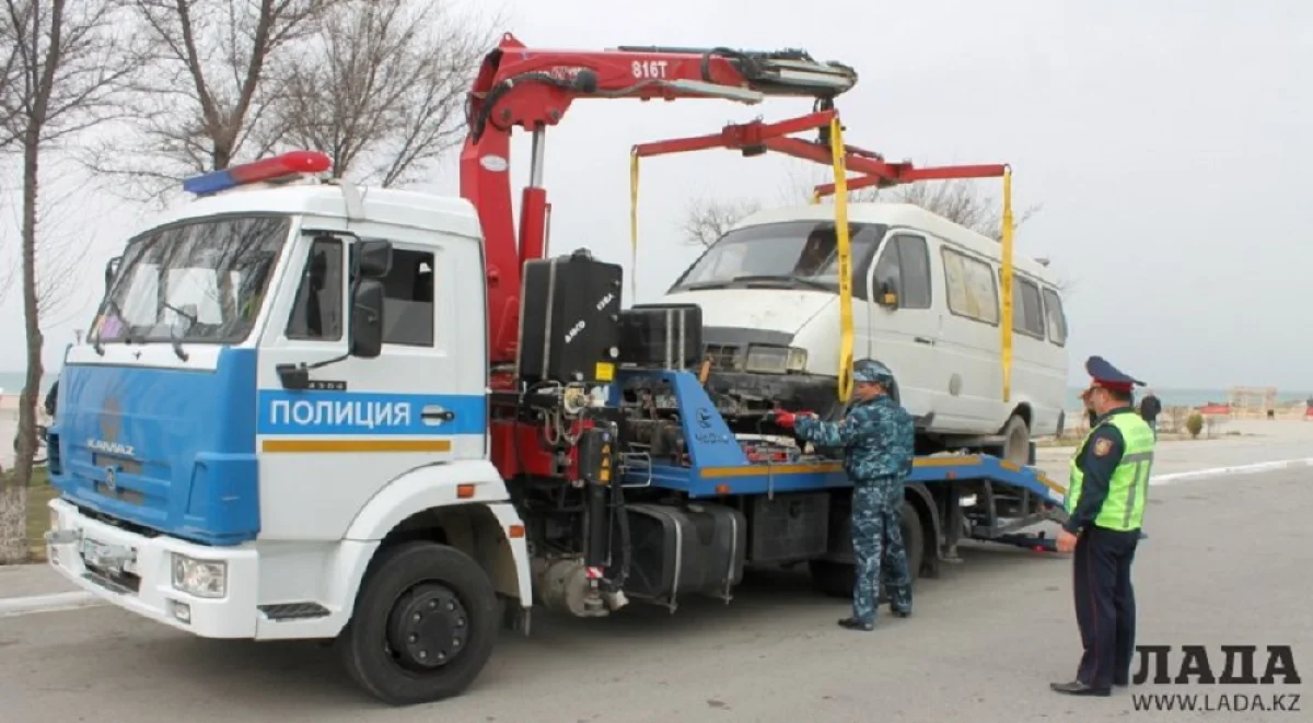 Работа эвакуатора во время рейда с журналистами. Фото Сергея Кораблева из архива Lada.kz