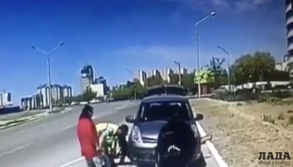 Сотрудники дорожной полиции меняют спущенное колесо