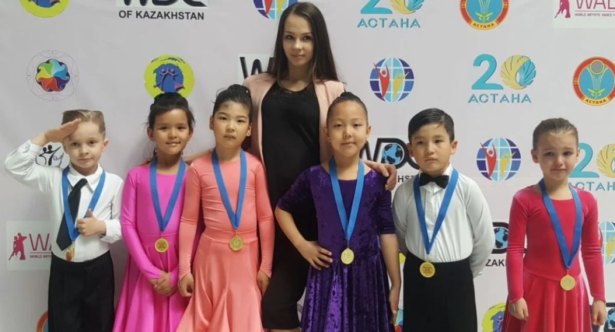 Чемпионы и призеры с тренером.Фото предоставлено А.Свирской