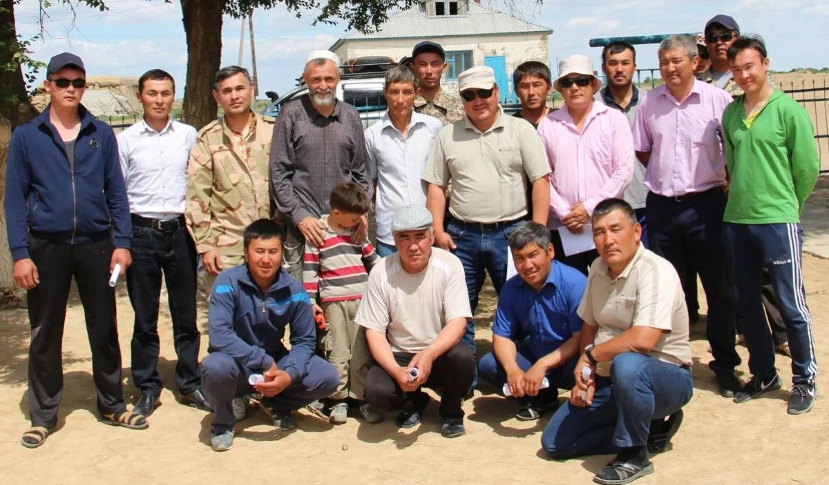 Рабочая группа с местными жителями на Устюрте. Фото предоставлено А.Козыбаковым