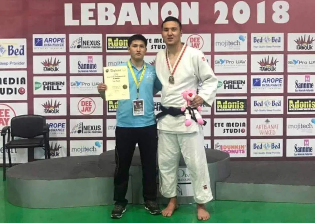 Чемпион Азии с тренером. Фото предоставлено М.Бисекеновым