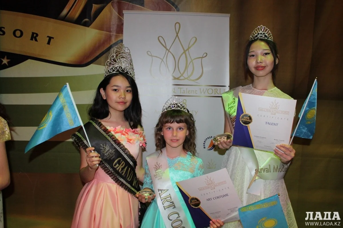 Воспитанницы театра моды «Колибри»