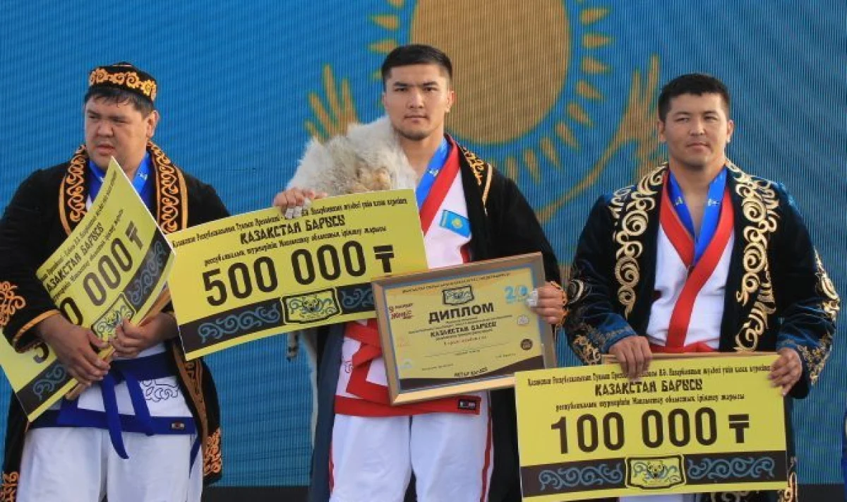 Сильнейшие палуаны Мангистау. Фото Аскара Агатаева