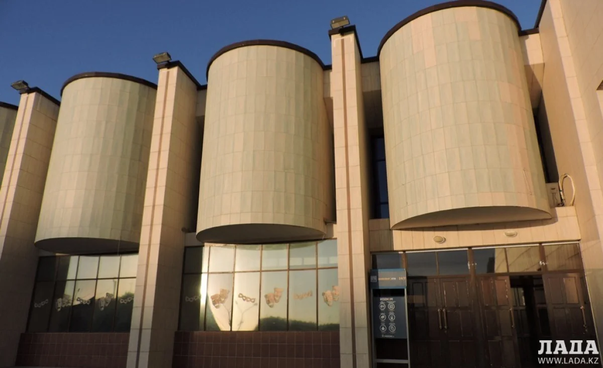 Парадный вход в театр. Фото автора из архива Lada.kz