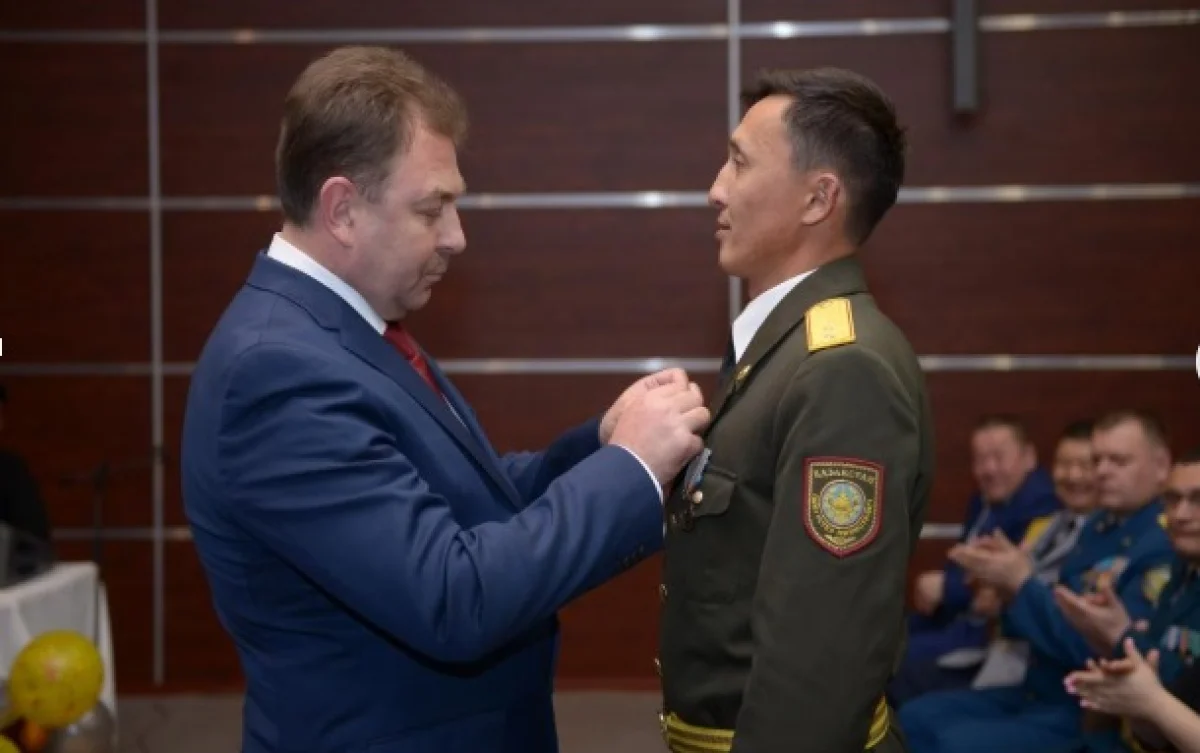 Награждение Кайрата Саймаганбетова. Фото предоставлено ДЧС Мангистау