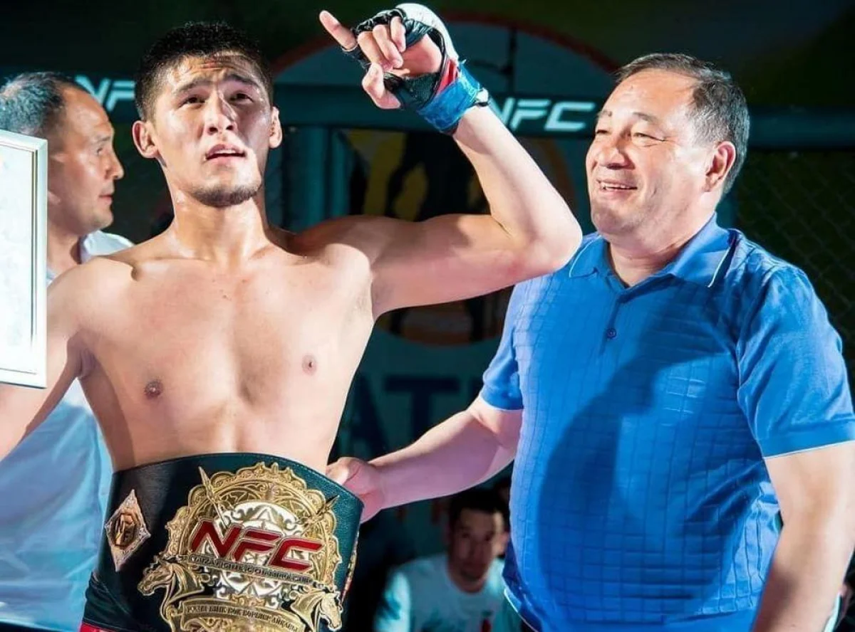 Награждение бойца Ералы Абдырова из Жанаозена. Фото: Абылай Куштибай