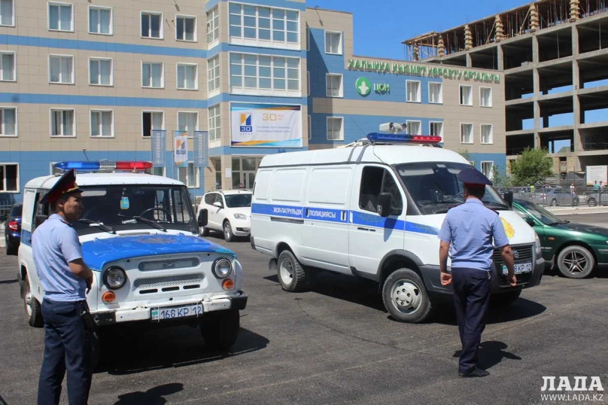 На месте происшествия работает полиция. Фото Тимура Ниталиева