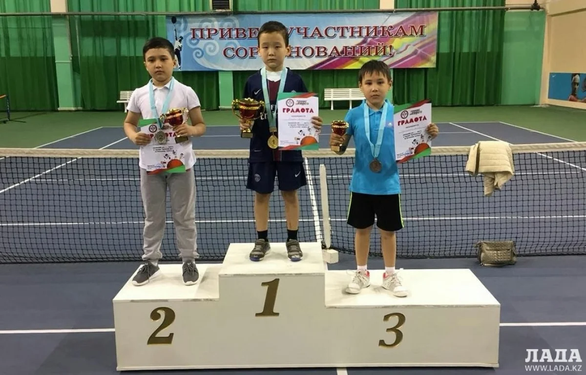 Алишер Сарсенгали на третьей ступени пьедестала. Фото участника соревнований