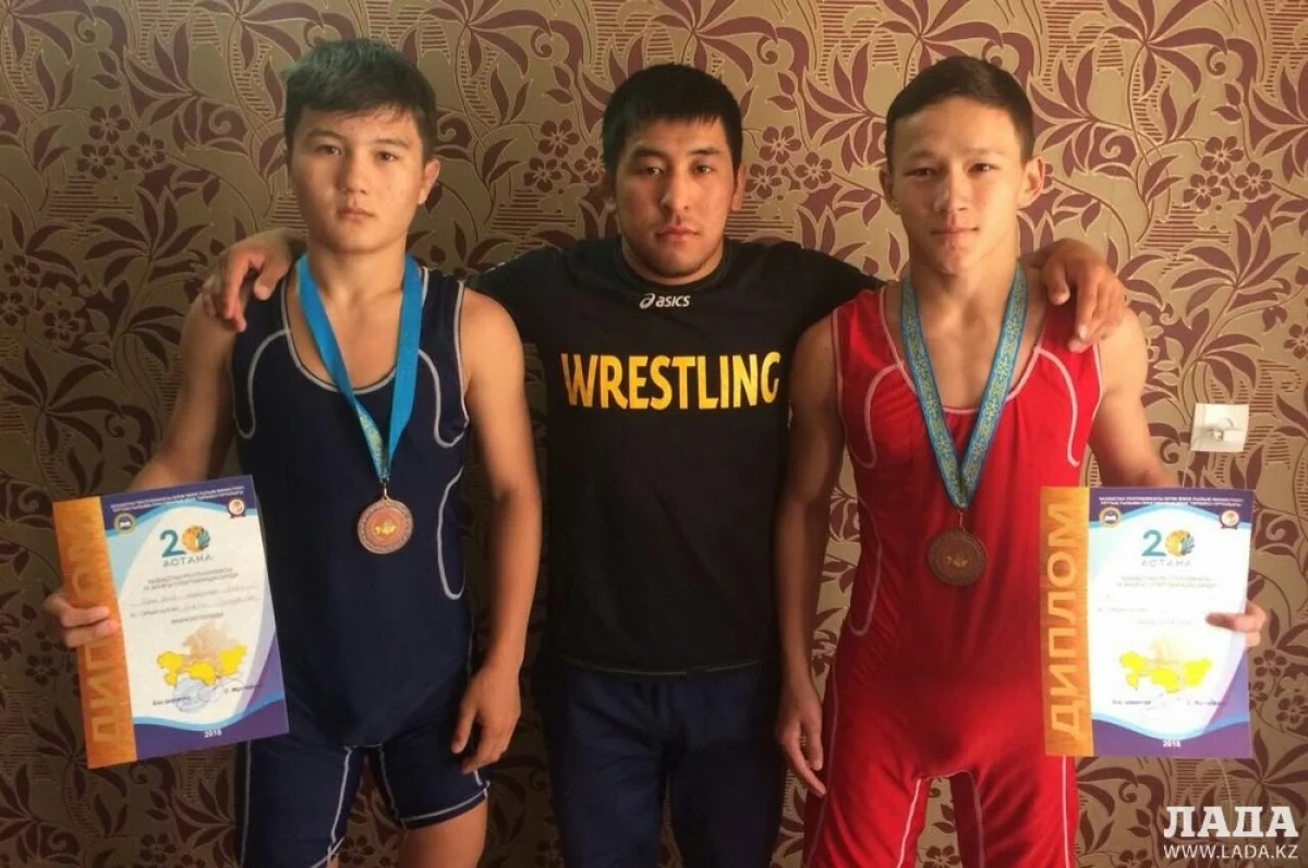Темирлан Бектас и Ринат Наурыз с тренером Еламаном Арыповым. Фото участников соревнований