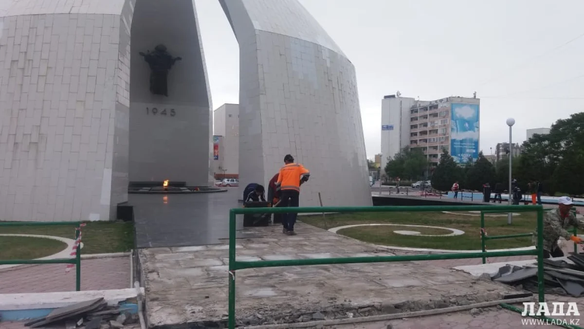 Демонтаж мраморной плиты. Фото Л. Рязанцевой