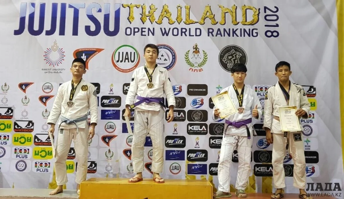 Дархан Нортаев на первой ступени пьедестала. Фото участников соревнований