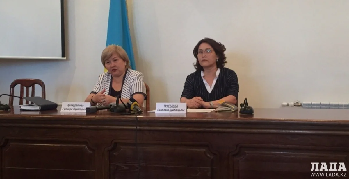 Заместитель акима Актау Гульмира Калмуратова и руководитель отдела образования Светлана Тулебаева. Фото автора