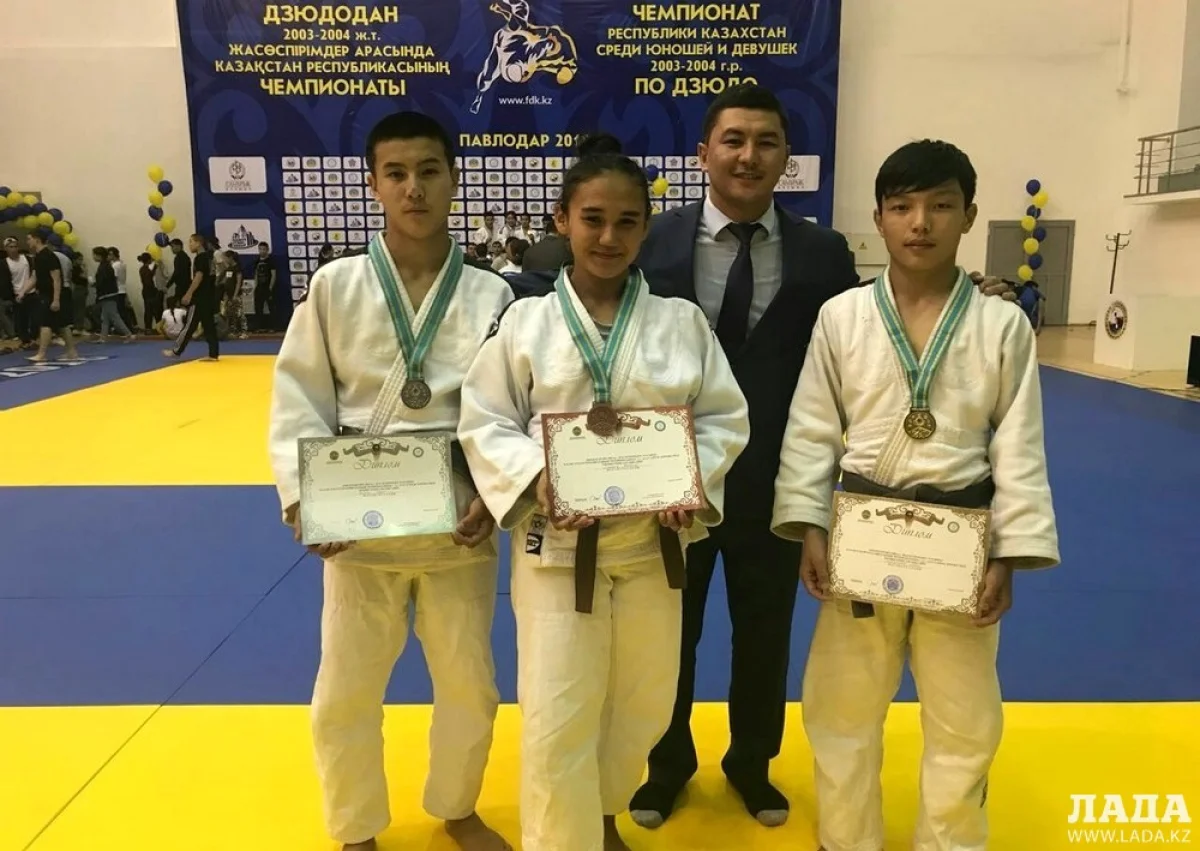 Рауан Салык, Жансулу Амандык и Мерей Марханбетов со страшим тренером Пернеханом Толеповым