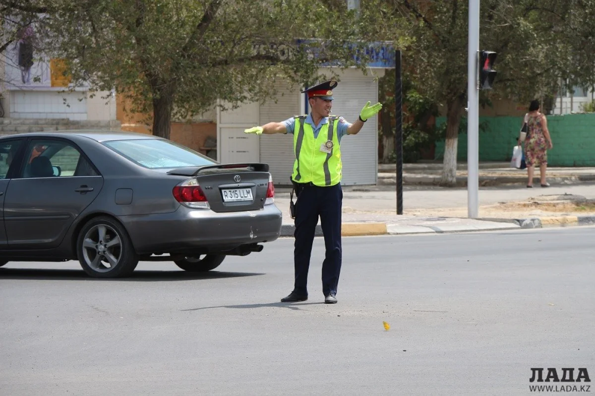 Регулировщик на дороге в Актау