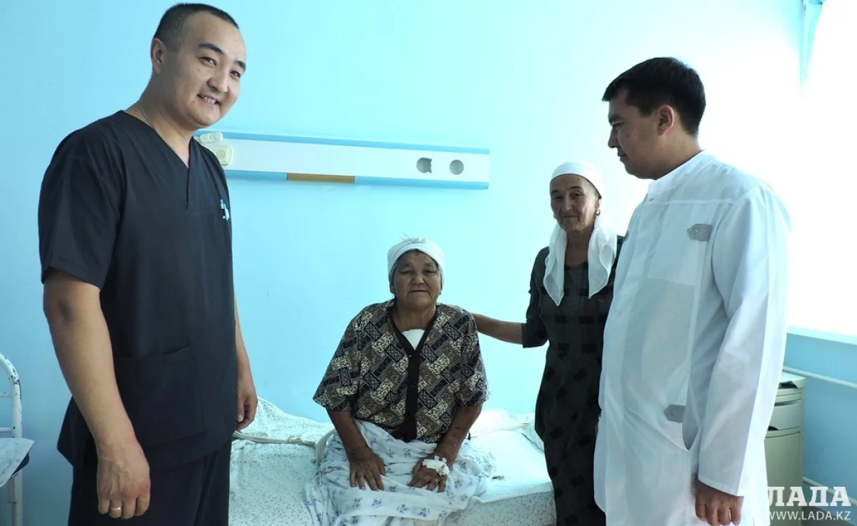 Ернур Ордабаев (слева) и Мухамеджан Нургазиев с пациенткой. Фото автора